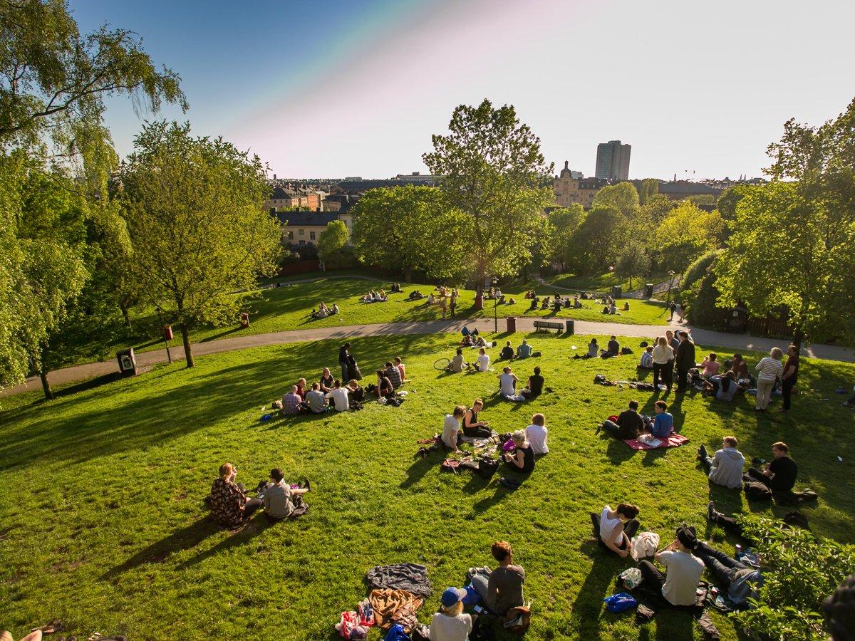 Foto på människor som sitter i en park. 