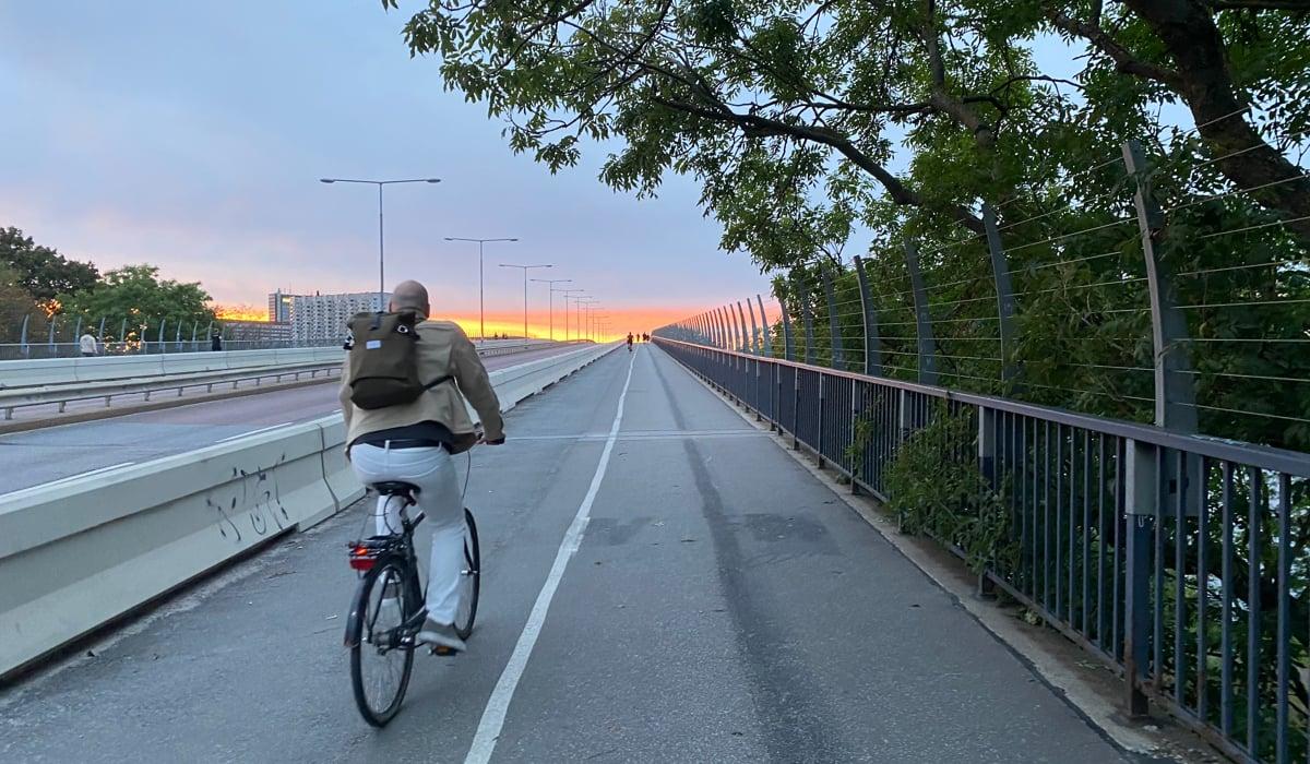 Cyklist på Västerbron i skymning