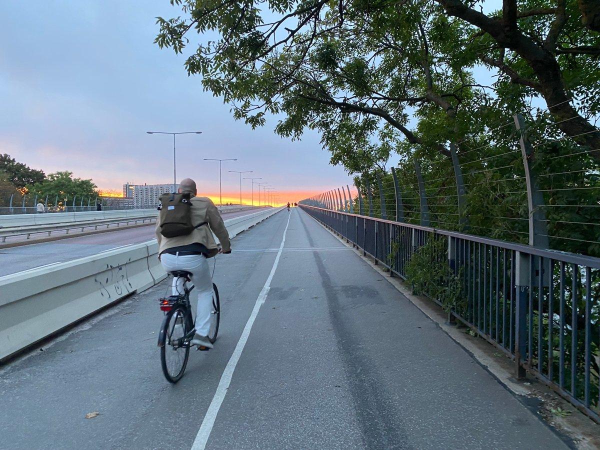 Cyklist på Västerbron i skymning