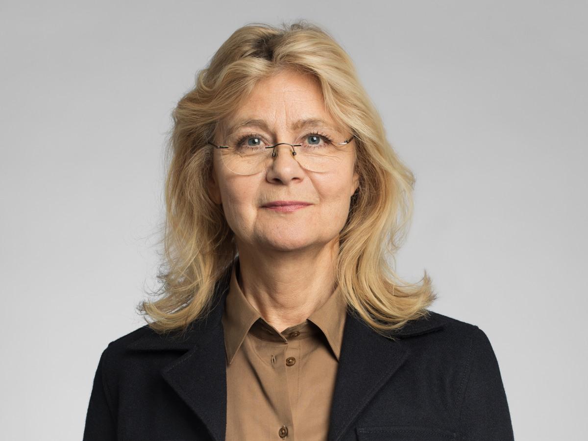 Porträttfoto på Hanna Brogren, kommunikationsdirektör vid regionledningskontoret i Region Stockholm