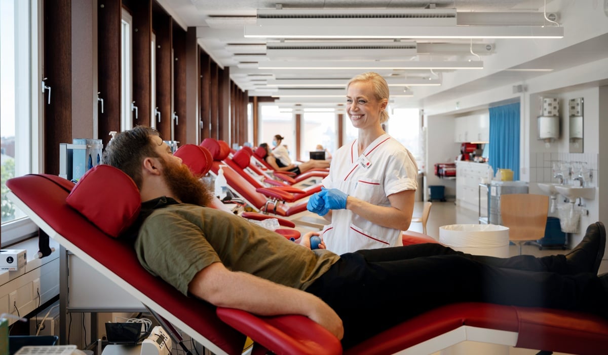 En sjuksköterska samtalar med en blodgivare