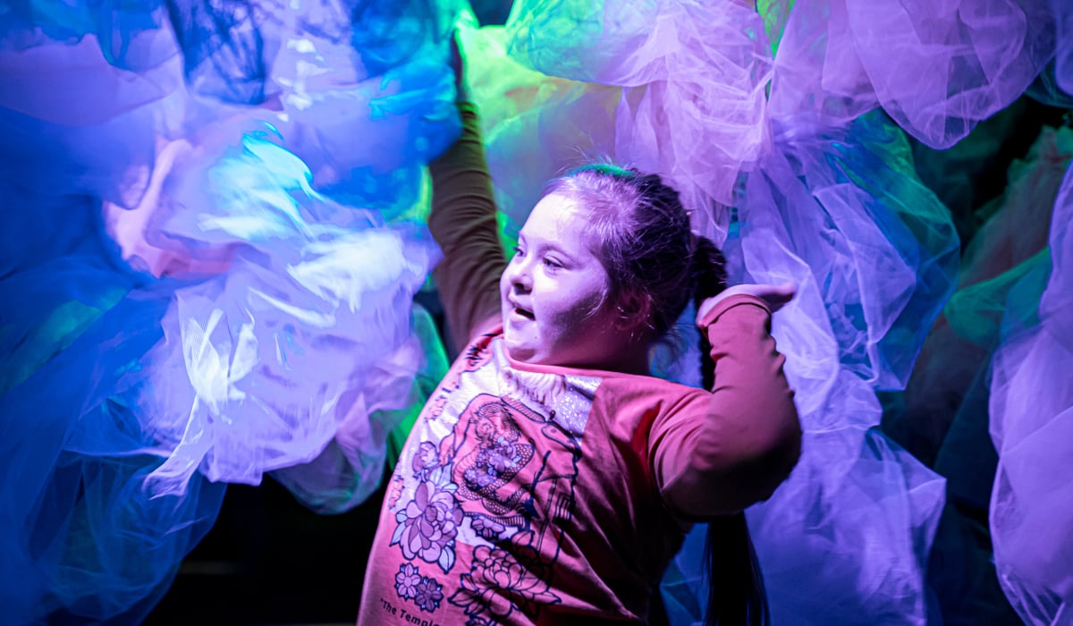 Ett barn dansar bland tylltyger