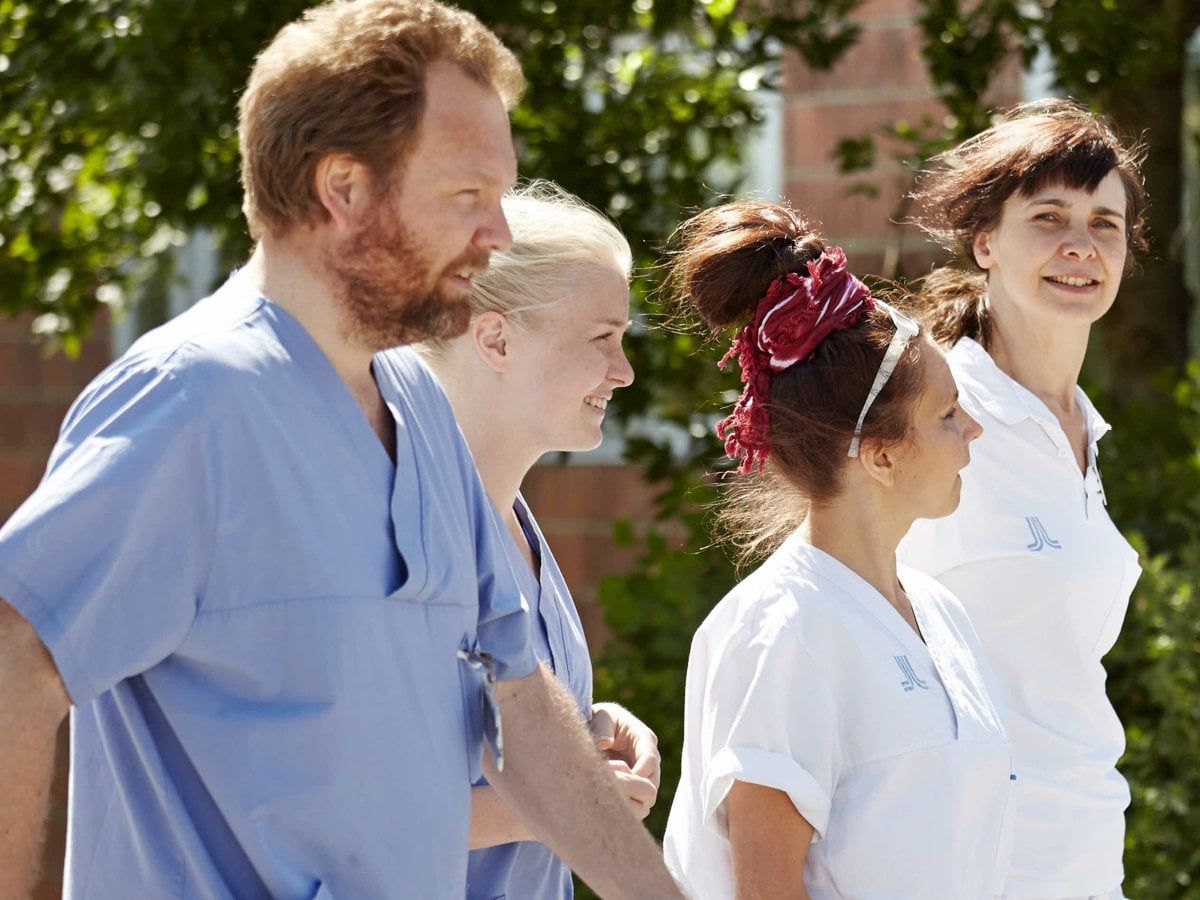 Fyra personer går utomhus.