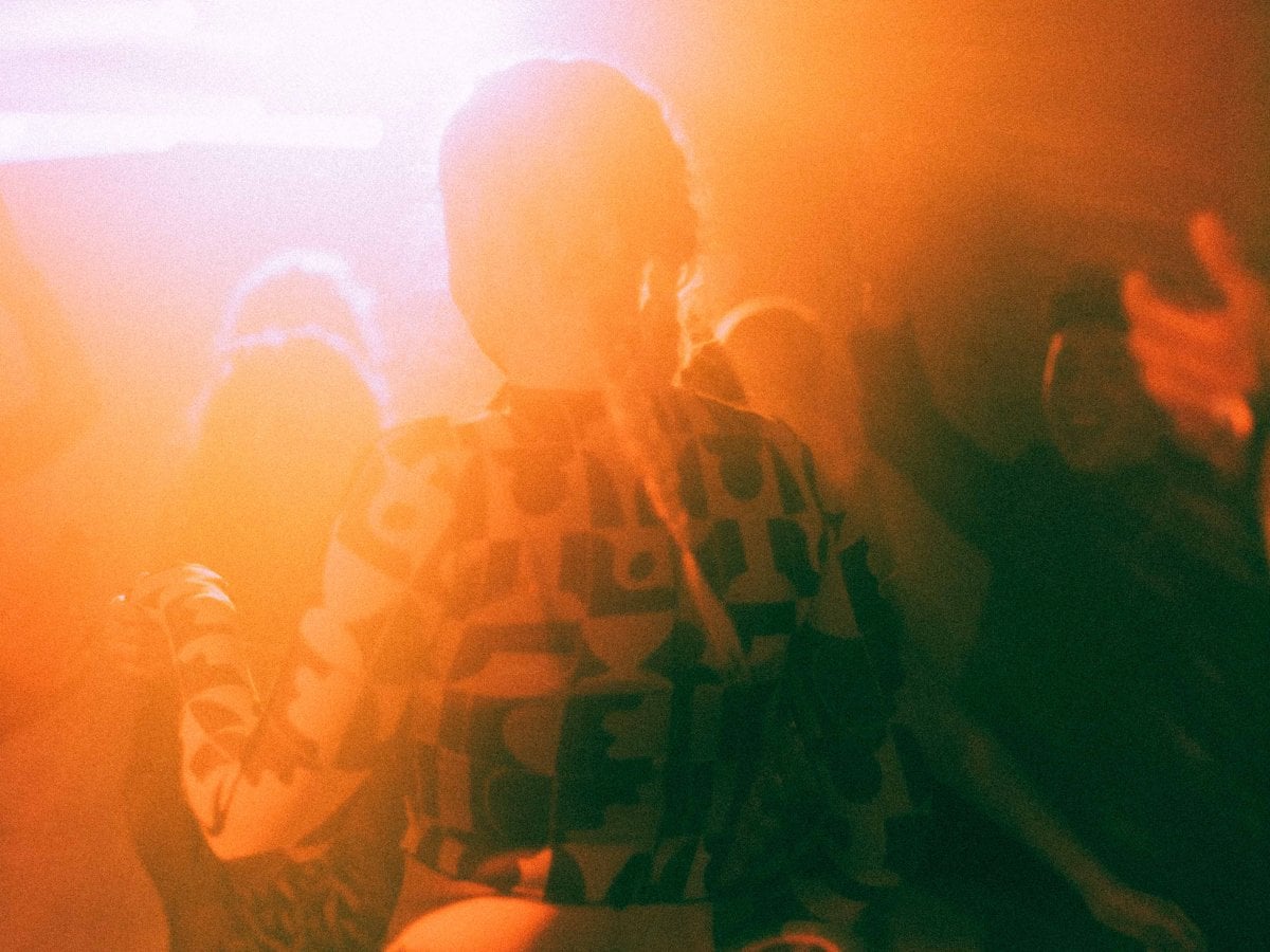 Ungdomar dansar på ett dansgolv i strålkastarljus