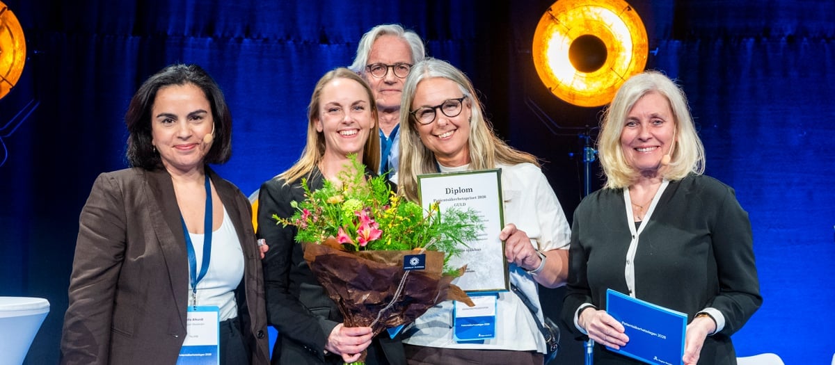 Representanter för Södertälje sjukhus och prisutdelare Talla Alkurdi, ordförande i hälso- och sjukvårdsnämnden, samt dagens moderatorer Johan Bratt och Angelica Frithiof.