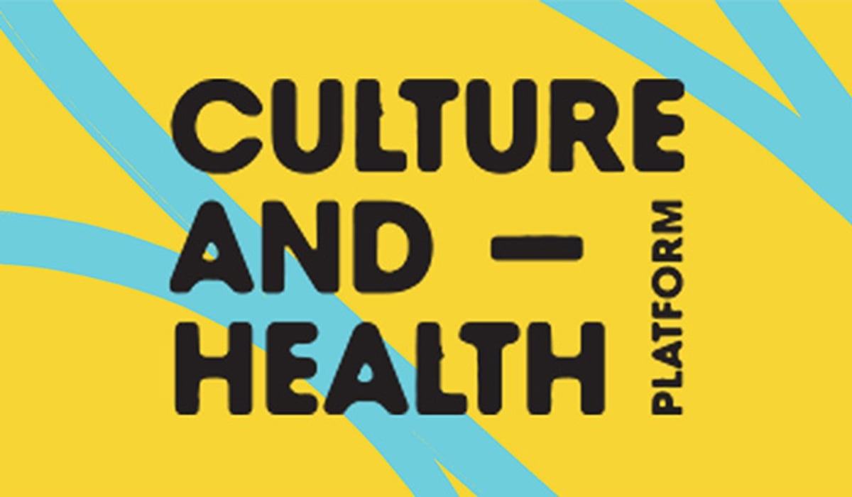 Logotyp för Culture and Health Platform på gul bakgrund med blå streck i bakgrunden.