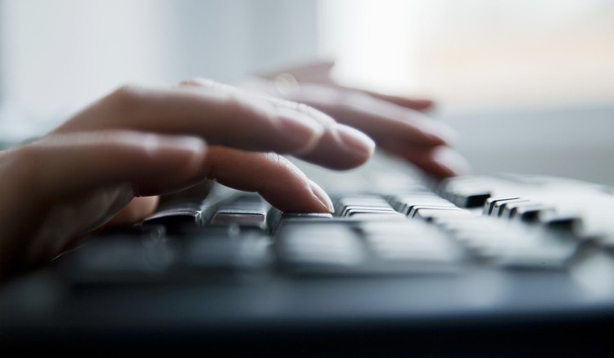 Händer som skriver på ett tangentbord.