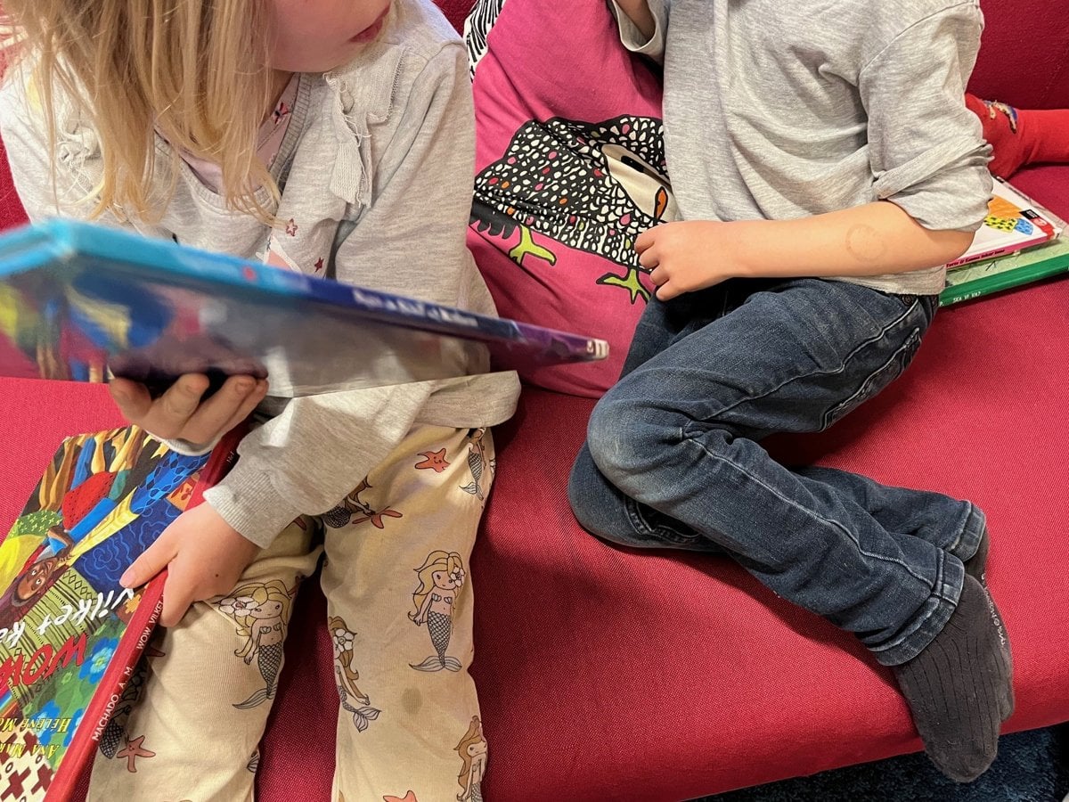 Två barn på bibliotek