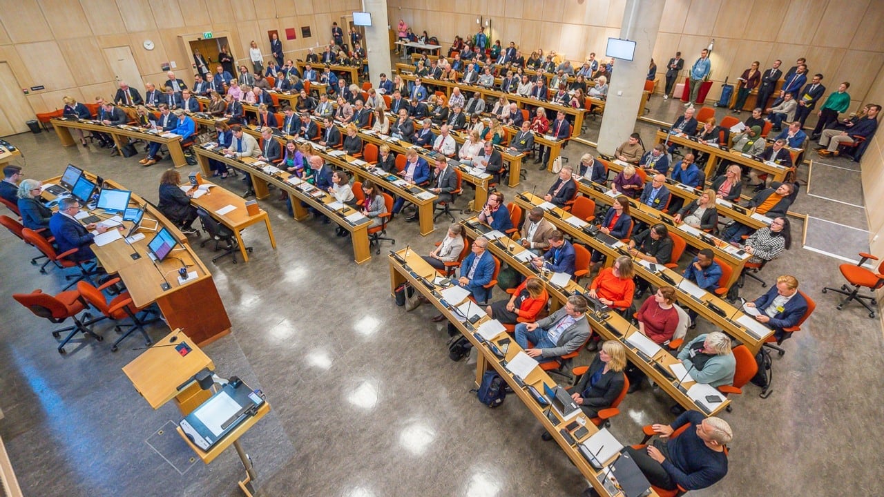 Överblicksbild på regionfullmäktiges ledamöter