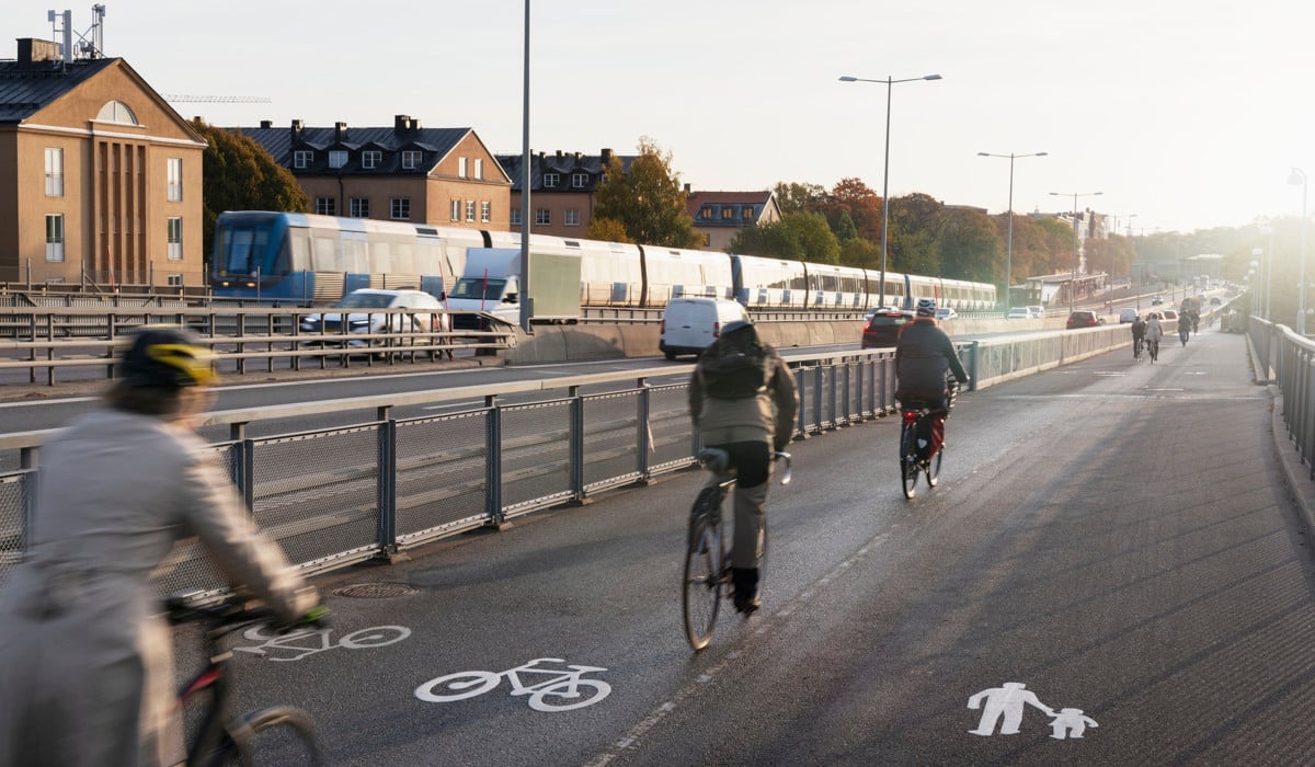 Cyklister på en cykelväg i Stockholms län